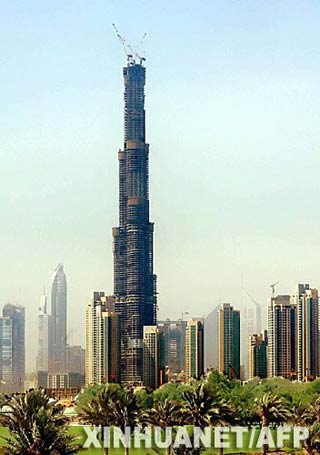 这是2007年7月21日发布的在阿拉伯联合酋长国港口城市迪拜建设中的“迪拜塔”照片。