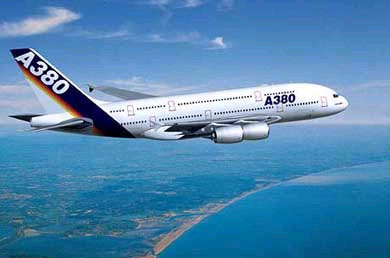 A380的翼展接近80米，其双层客舱可容纳555名乘客