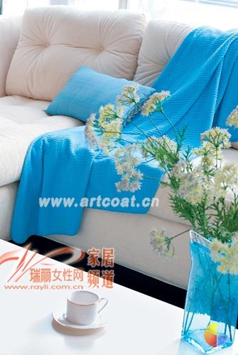 蓝白色 为客厅模拟海的凉意