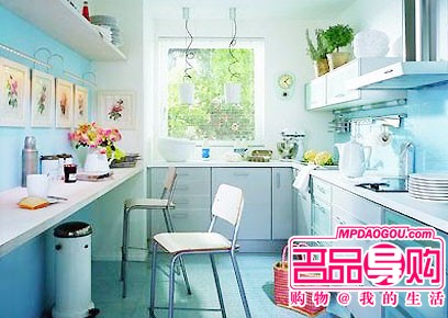 小厨房有个餐桌还是不错的,搭配两把小椅子,共享两人世界,想想也很惬意哦!