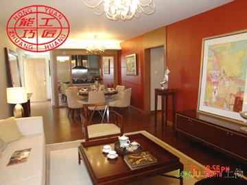 客厅的家具都是极具古典韵味的明式家具，精致的雕工和沉稳的气度，赋予空间浑然天成的大气，主人还特别挑选了具有同样神韵的木版装饰画，让人一踏入客厅，就感受到一股扑面而来的古朴雅趣。