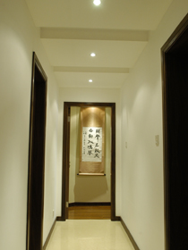 主人把设计师亲自书写并赠予他们的书法作品挂在了卧室里，既可作为走道的端景，也是对这次愉快的合作经历的最好的纪念。