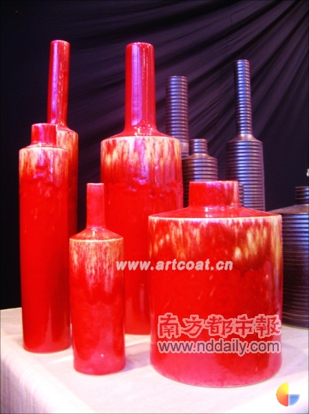 　　线条简约的“蜡染”瓷器。