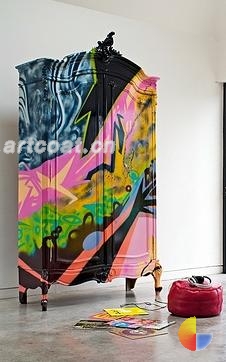 涂鸦画师在把街头涂鸦引入室内的同时,保持了它独有的视觉符号与审美元素,但调整了涂鸦的用色和造型,让色彩与家具相协调,图案与室内风格更搭配。