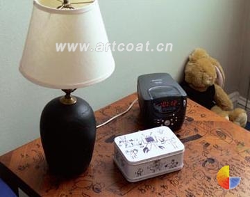 随意涂鸦的桌子成为一个很好的倾诉平台,是主人发挥想象力的圣地,也成为家中个性的一景。