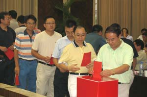 来自2004年、2005年、2006年、2007年“嘉宝莉班”的学生代表以一首《感恩的心》表达了对嘉宝莉深深的感谢