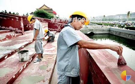 天安门观礼台漆面破损 材料有问题？