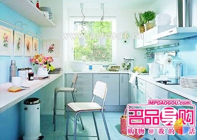 小厨房有个餐桌还是不错的，搭配两把小椅子，共享两人世界，想想也很惬意哦！