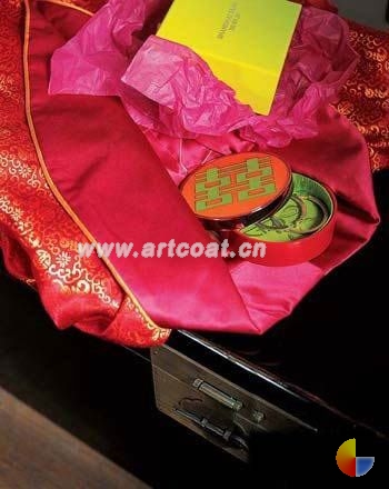 厚实木箱仿佛是满载着许多幸福、包裹着无限美好的一个集结