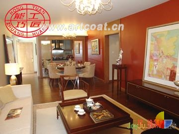 客厅的家具都是极具古典韵味的明式家具，精致的雕工和沉稳的气度，赋予空间浑然天成的大气，主人还特别挑选了具有同样神韵的木版装饰画，让人一踏入客厅，就感受到一股扑面而来的古朴雅趣。