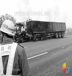 甲醇罐车与煤炭货车碰撞 两车均起火