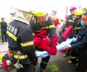 鹿泉市面包车侧翻 被困女司机满身油漆