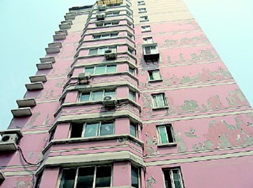 济南小区楼体外墙涂料大面积脱落 遭受渗水之苦 