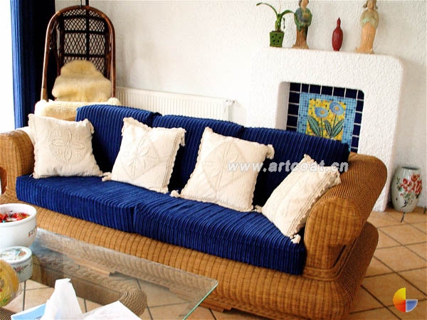 家具尽量采用低彩度、线条简单且修边浑圆的木质家具。地面则多铺赤陶或石板。
